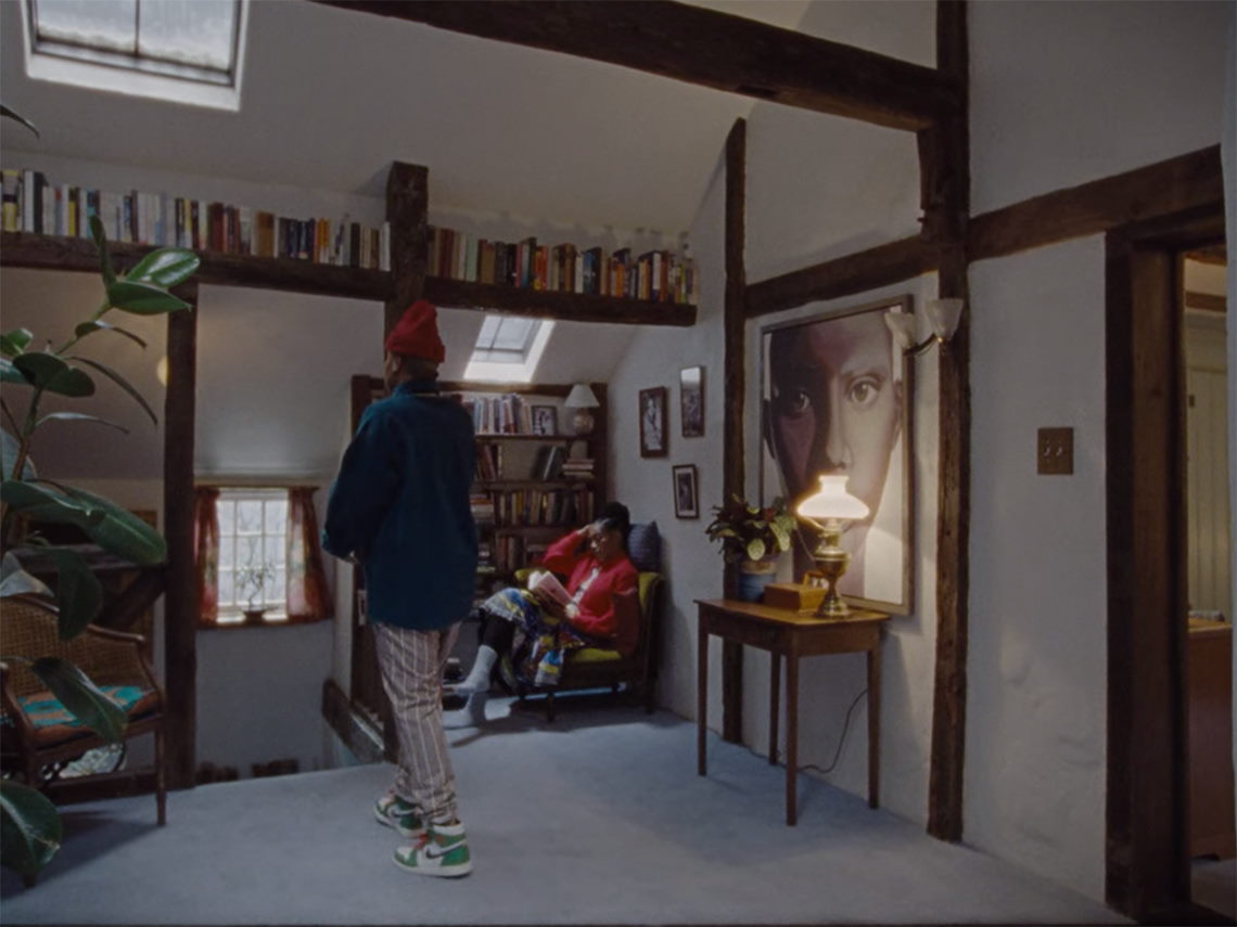 Kakie krossovki nosit Deniz v tretem sezone Master Of None 3