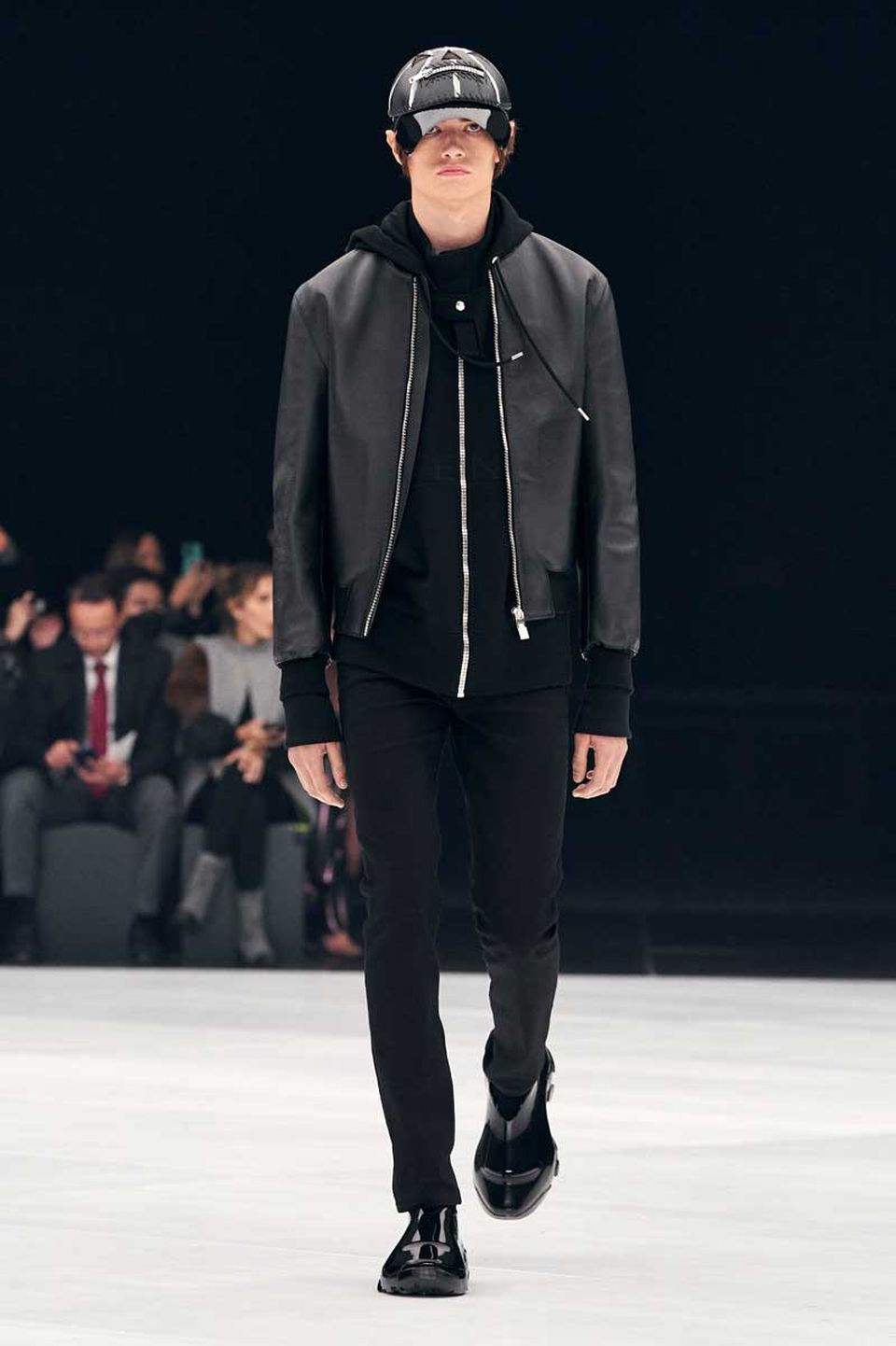 SHin Murayama prevratil basketbolnye myachi v brutalnye maski Givenchy 4
