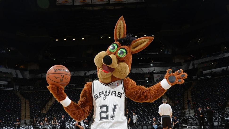 Zabavnye talismany komand NBA San Antonio Spurs i The Coyote