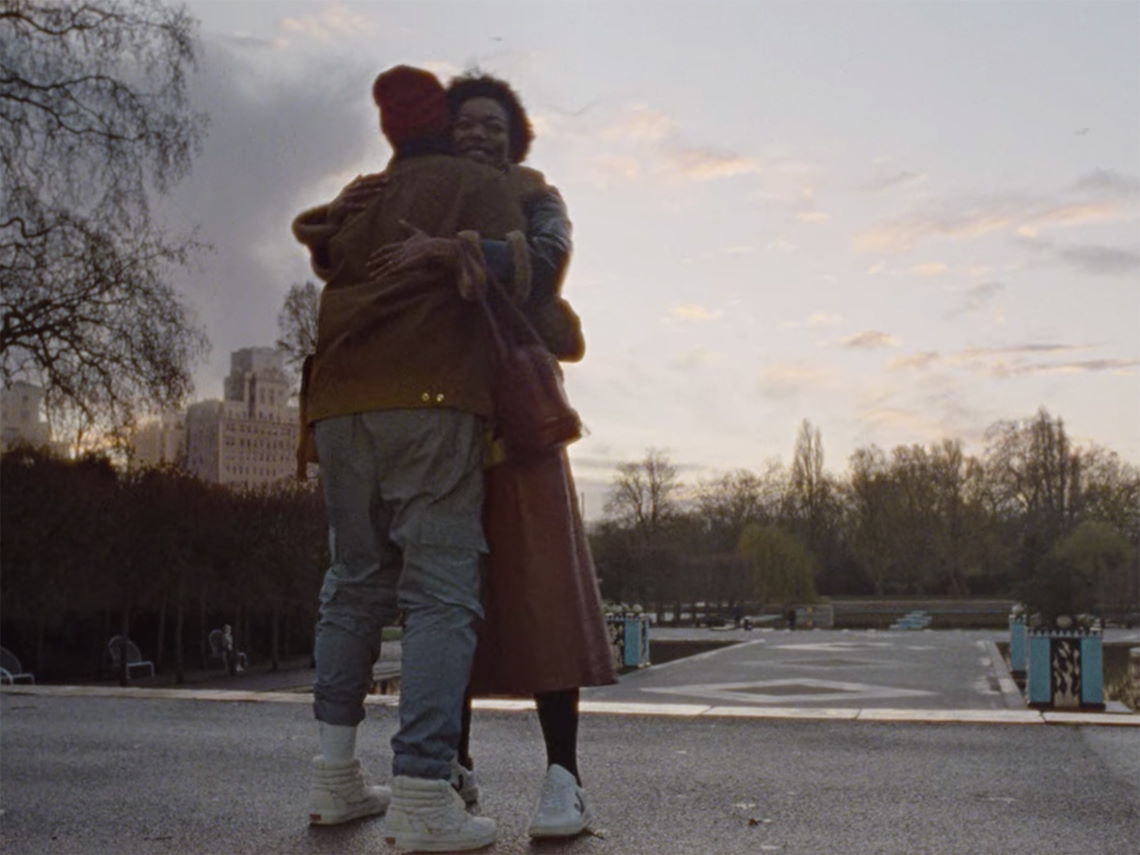 Kakie krossovki nosit Deniz v tretem sezone Master Of None 7
