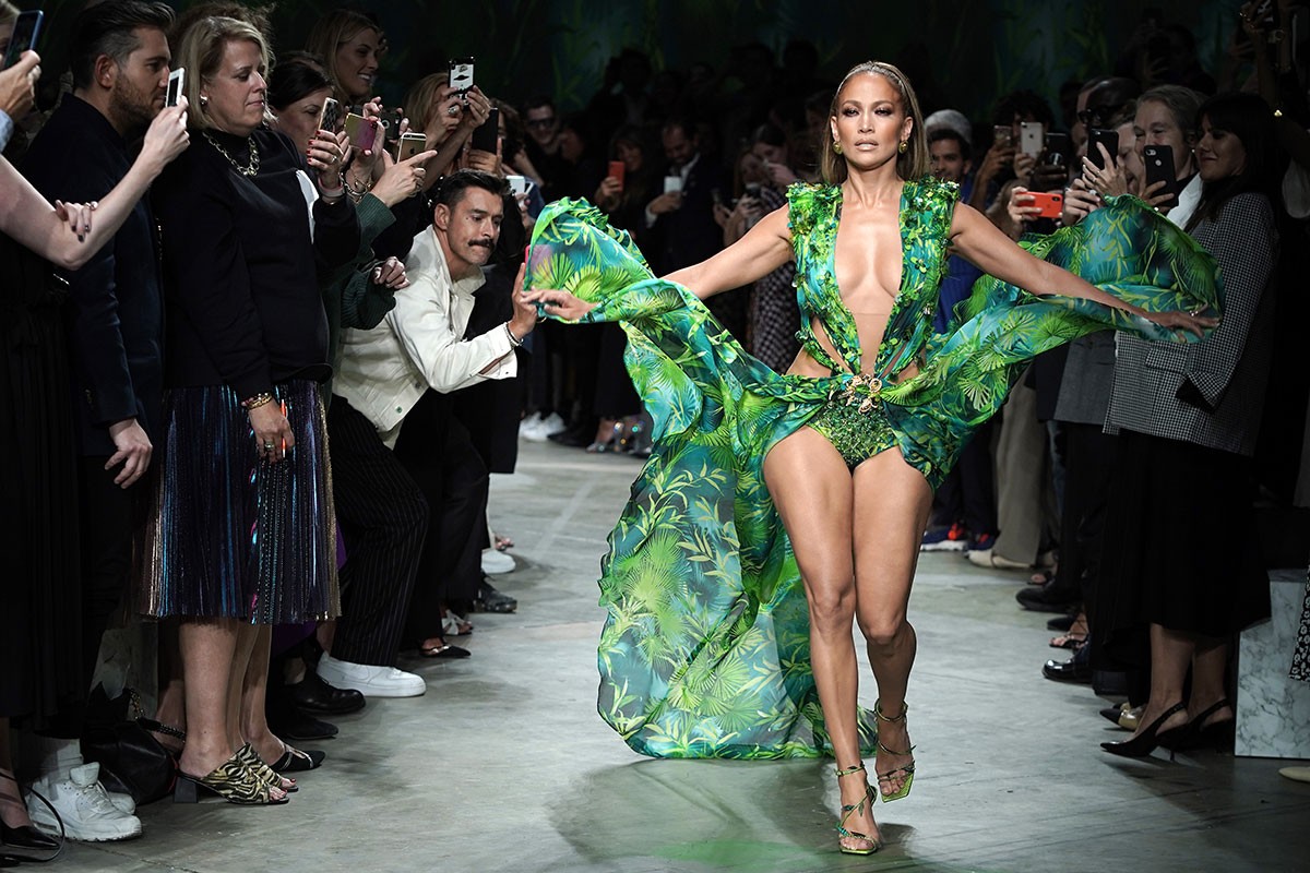 Дженнифер Лопес воссоздала свое культовое зеленое платье Versace для миланской недели моды