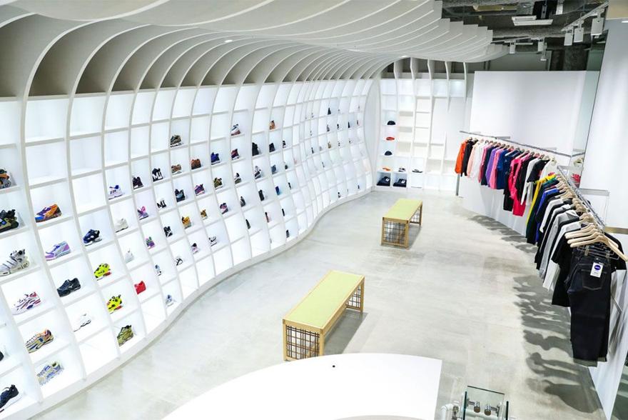 Magaziny krossovok v Tokio kotorye stoit posetit atmos Flagship Store Sendagaya 1