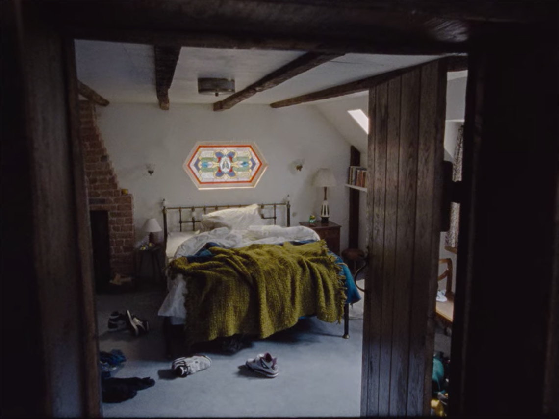 Kakie krossovki nosit Deniz v tretem sezone Master Of None 6