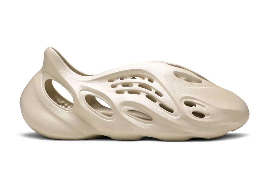Kane Uest podaet v sud na torgovuyu set Walmart za prodazhu poddelnyh krossovok Yeezy 2