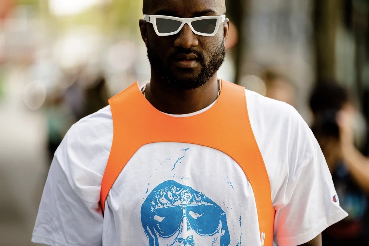 Virdzhil Ablo pokazyvaet novye krossovki Off White x Nike na festivale Coachella