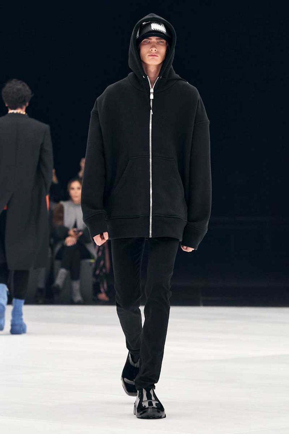 SHin Murayama prevratil basketbolnye myachi v brutalnye maski Givenchy 3