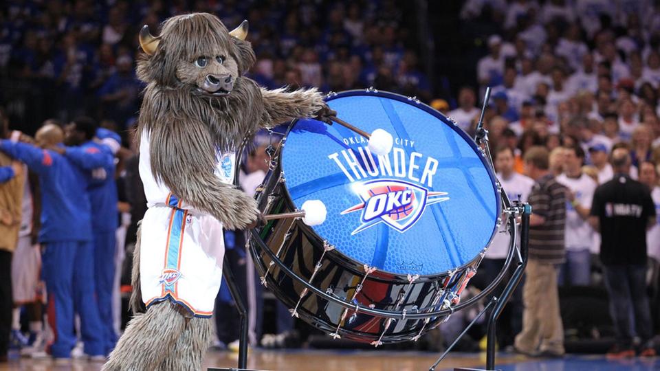 Zabavnye talismany komand NBA Oklahoma City Thunder i Rumble The Bison