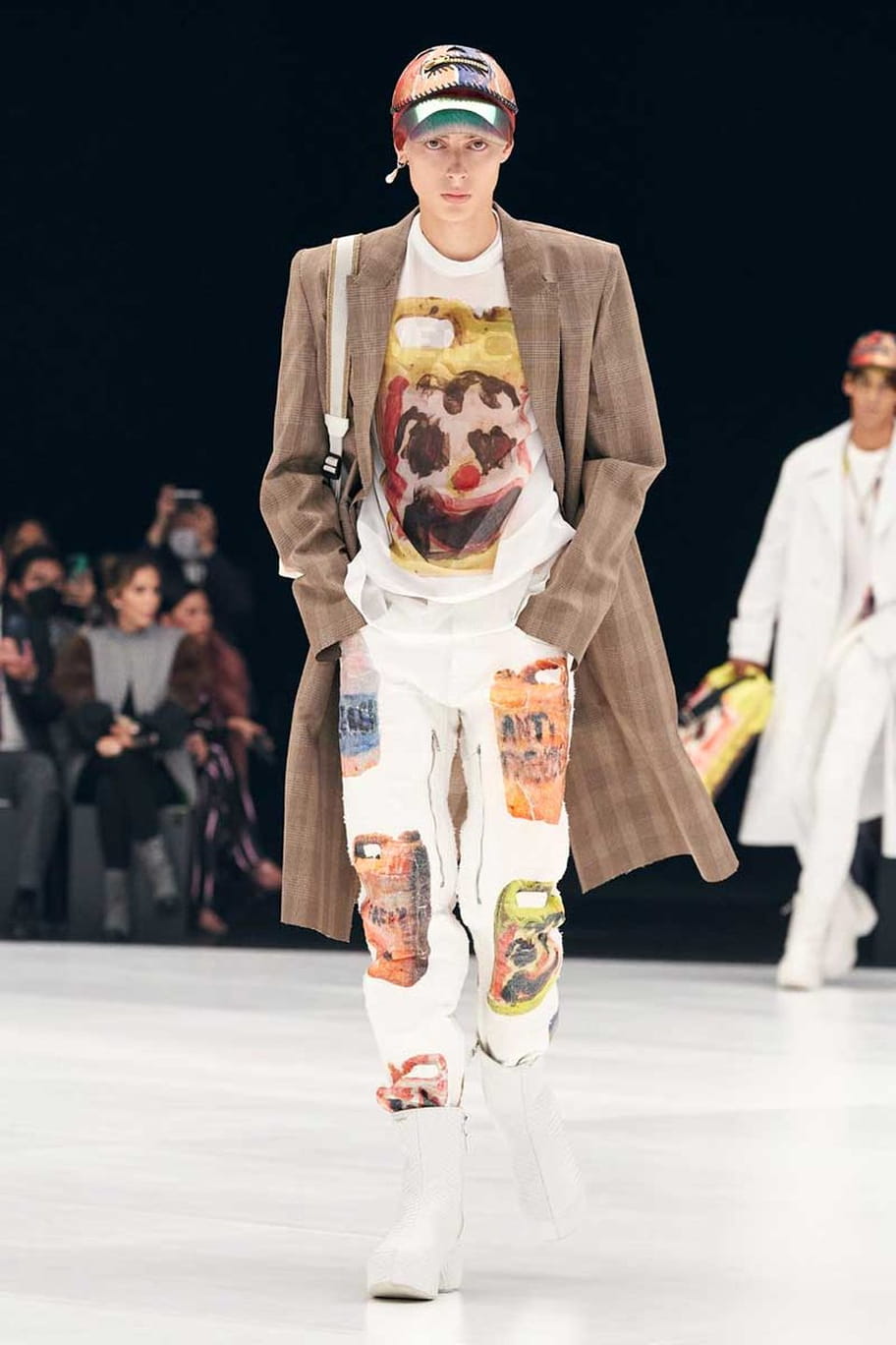 SHin Murayama prevratil basketbolnye myachi v brutalnye maski Givenchy 1