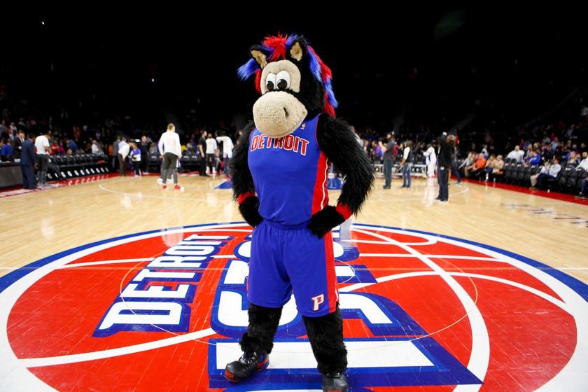 Zabavnye talismany komand NBA Detroit Pistons i Hooper The Horse