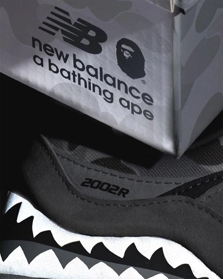Kamuflyazh i akuly reliz BAPE h New Balance 2002R 3