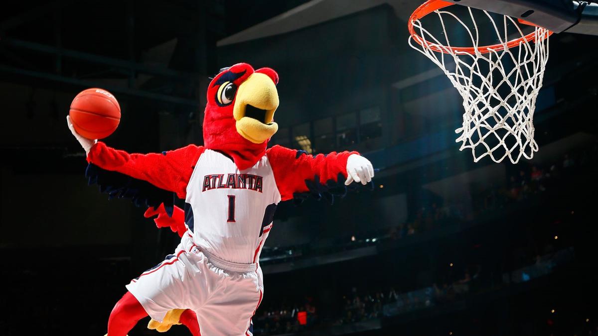 Zabavnye talismany komand NBA Atlanta Hawks i Harry The Hawk