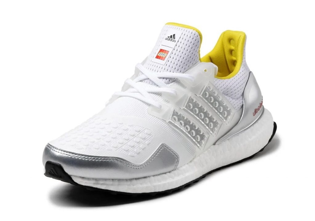 Model LEGO x adidas Ultra BOOST DNA rastsvetku kotoroj mozhno menyat samostoyatelno 3