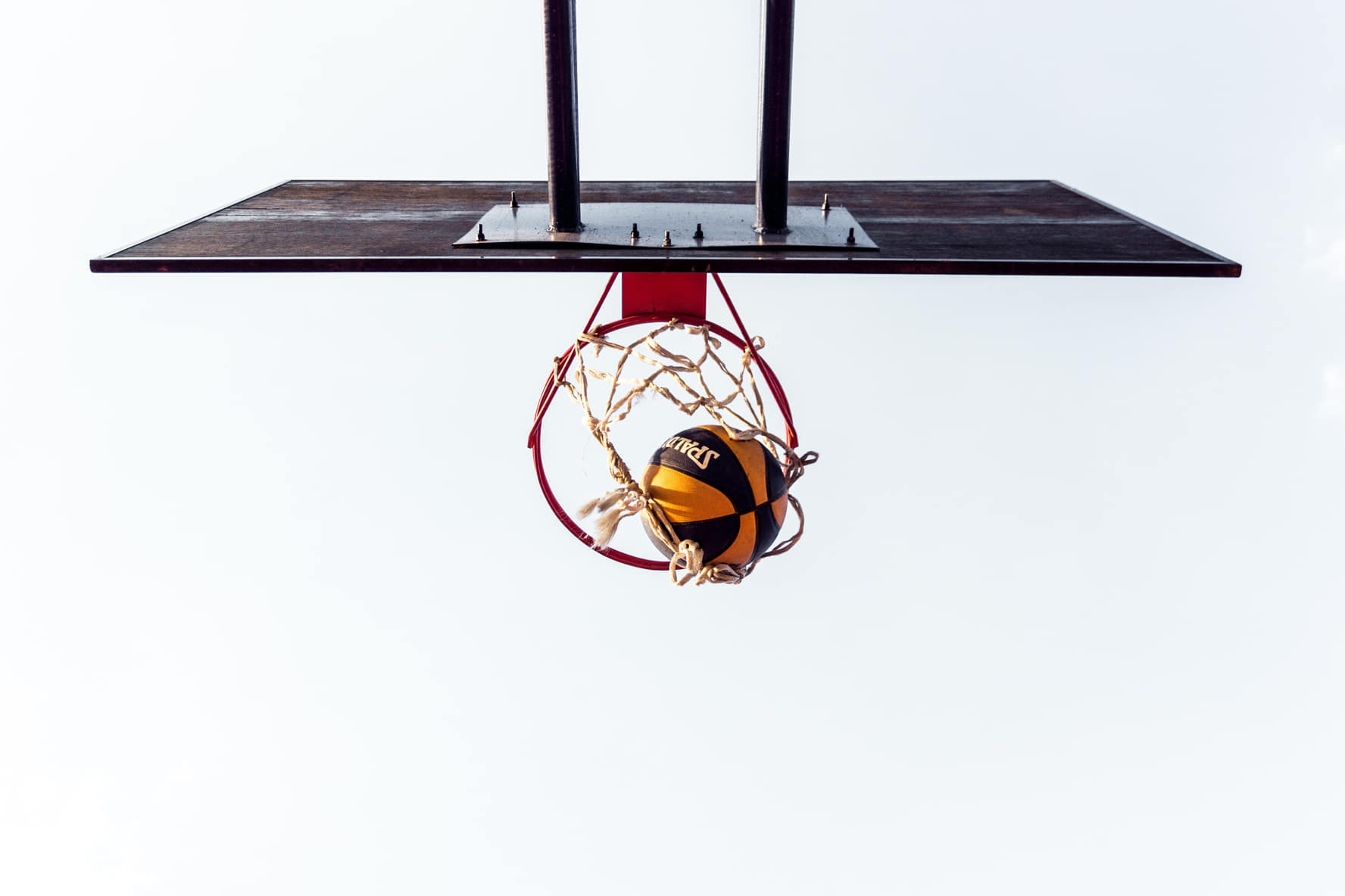 Modnyj rejting klubnyh emblem NBA