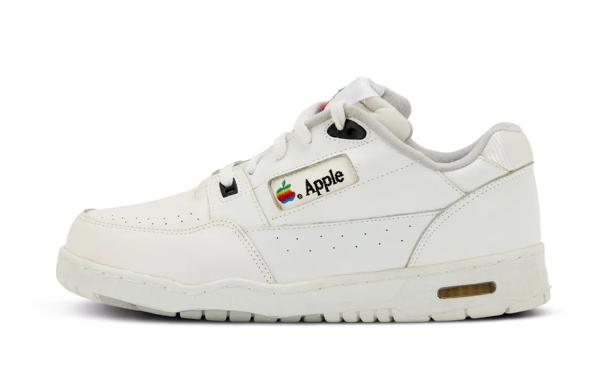 Sothebys-prodayot-ultraredkie-krossovki-Apple-za-50000-dollarov-1