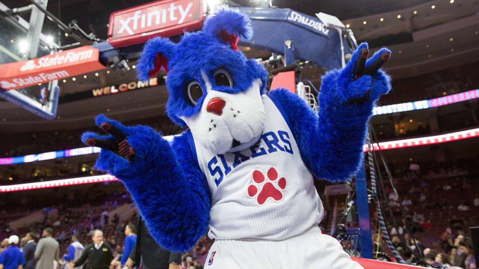 Zabavnye talismany komand NBA Philadelphia 76ers i Franklin the Dog