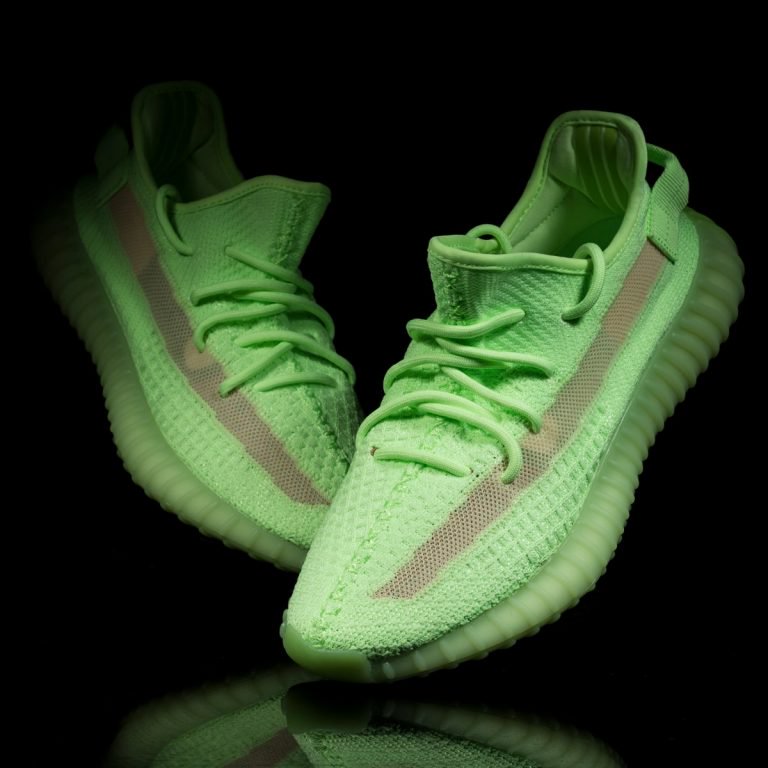 Сияющие во тьме YEEZY 350 v2 от Адидас уже готовы к релизу 25 мая