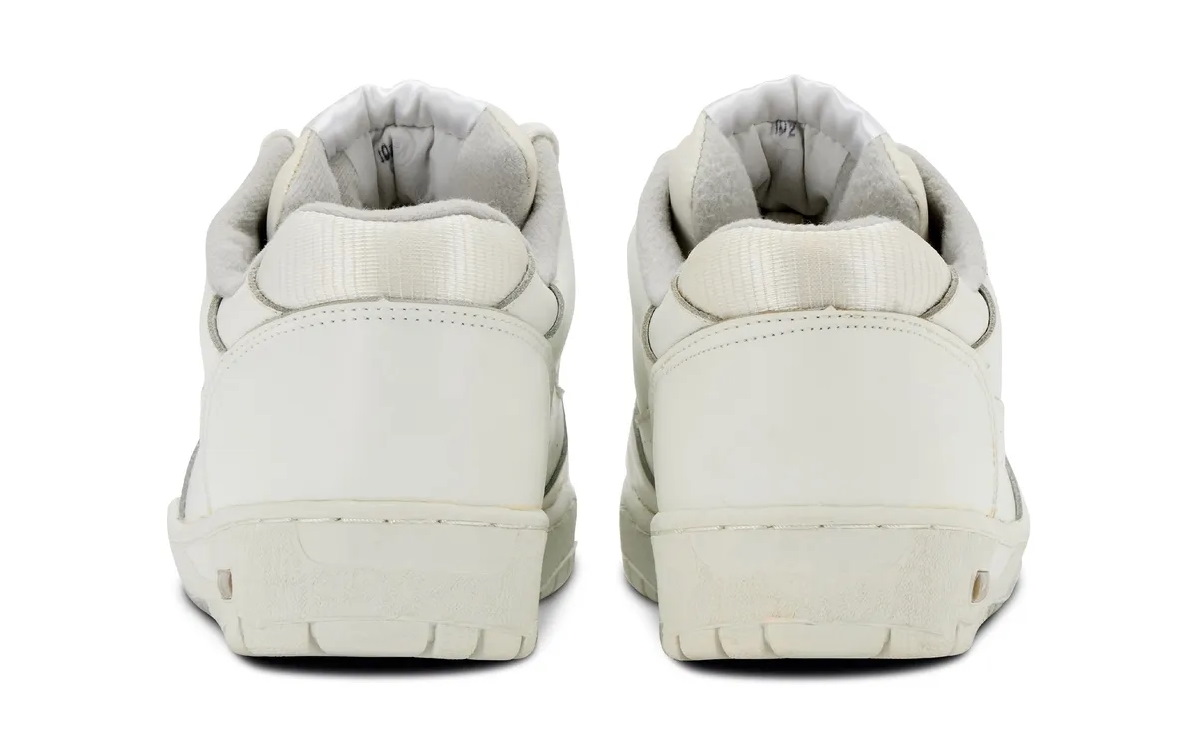 Sothebys-prodayot-ultraredkie-krossovki-Apple-za-50000-dollarov-5