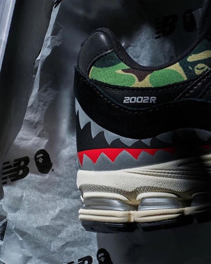 Kamuflyazh i akuly reliz BAPE h New Balance 2002R 1