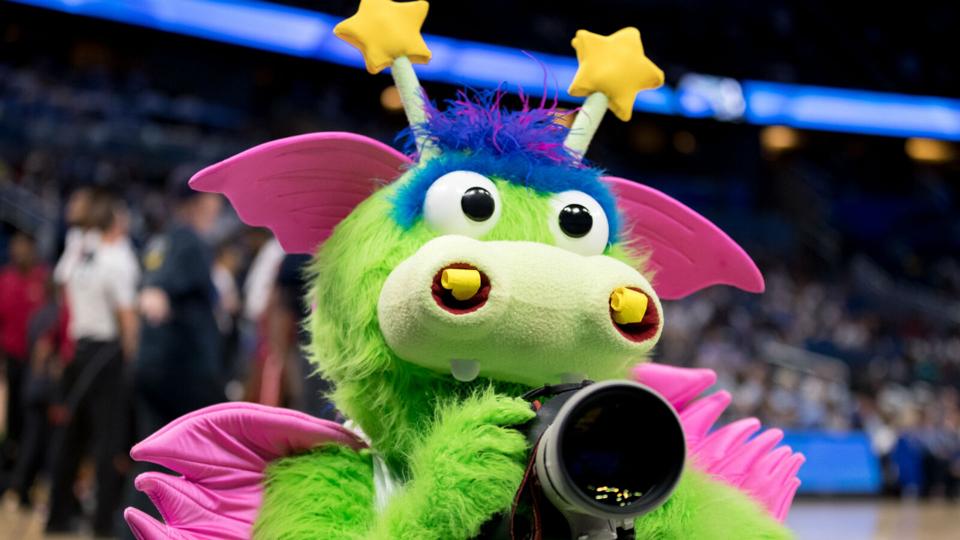 Zabavnye talismany komand NBA Orlando Magic i Stuff The Magic Dragon