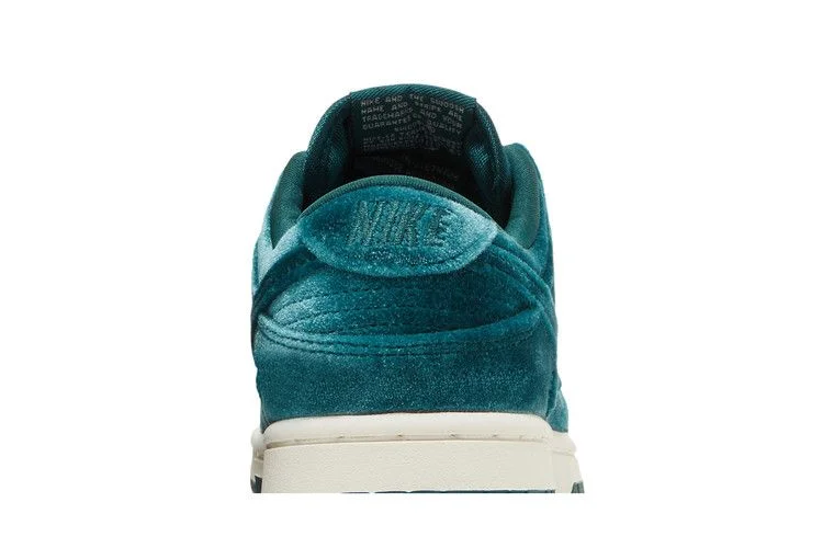 Кроссовки Nike Wmns Dunk Low 'Green Velvet'