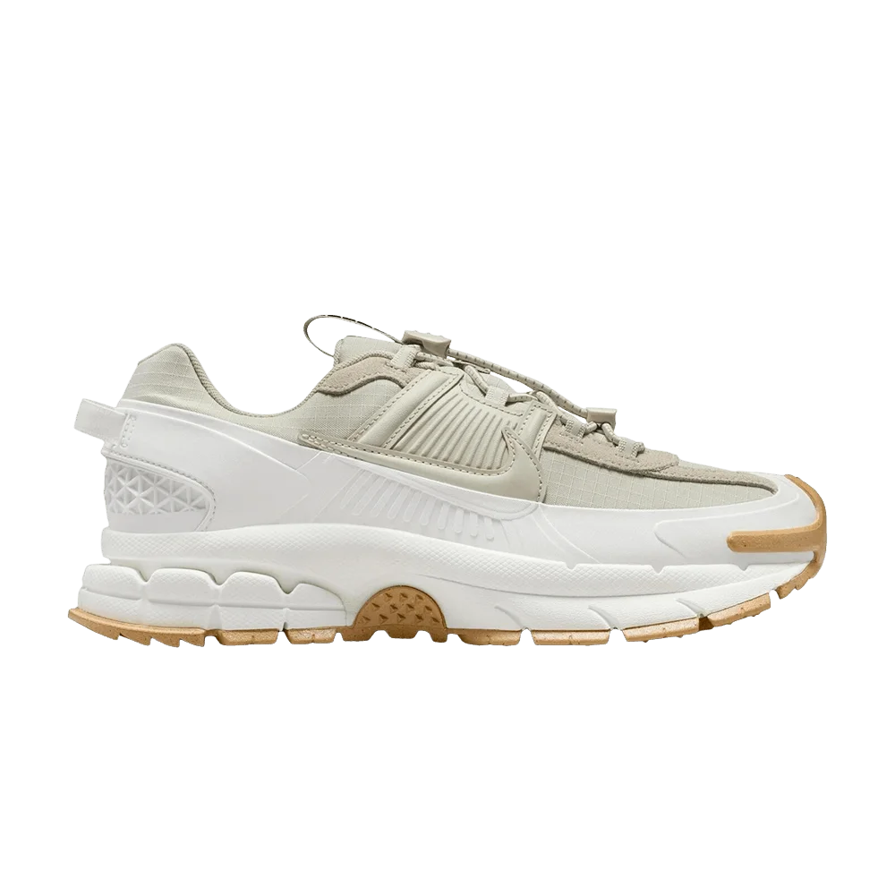 Krossovki-Nike-Wmns-Zoom-Vomero-5-Roam-Winterized-Sail-Light-Stone-Gum