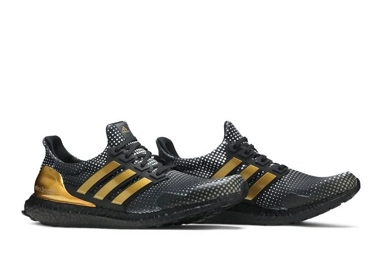 Krossovki-Patrick-Mahomes-x-adidas-UltraBoost-DNA-Black-Gold-7