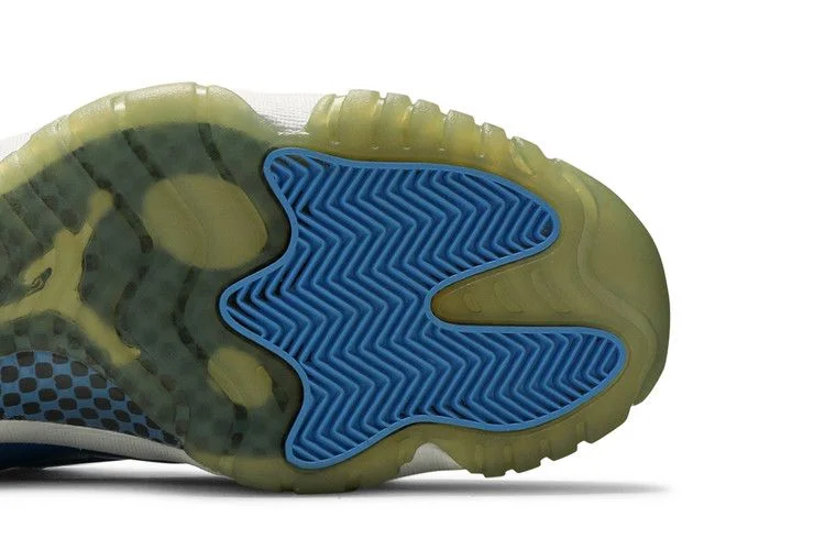 Krossovki-Air-Jordan-11-Retro-Low-Columbia-2001-4