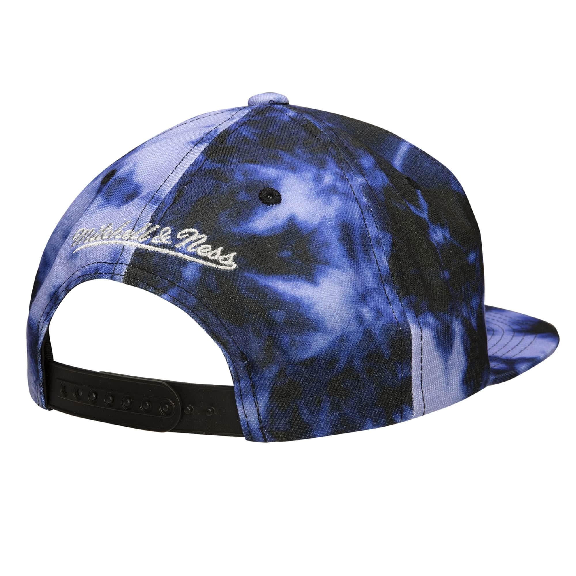 Mitchell-Ness-In-A-Galaxy-Snapback-Philadelphia-76ers-1