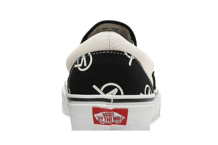 classic-slip-on-circle-v-vn0a4bv317h_06