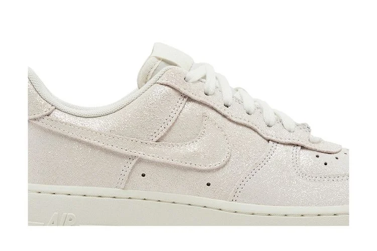 Krossovki-Nike-Wmns-Air-Force-1-07-SE-Sail-Glittery-Suede-1