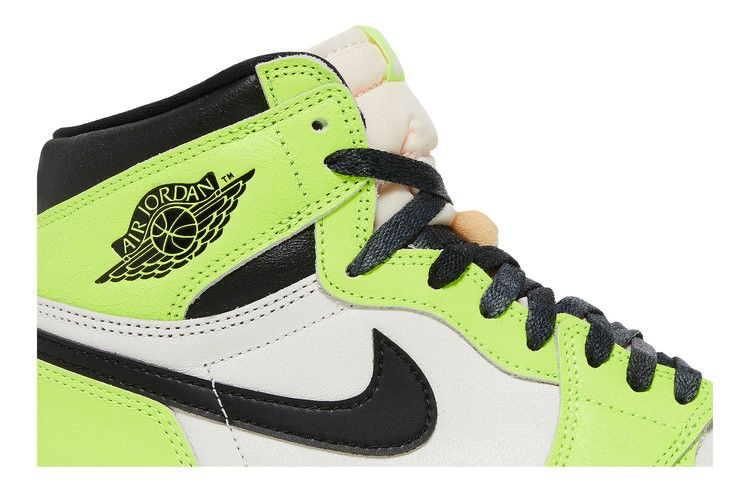 air-jordan-1-retro-high-og-visionaire-555088-702_01