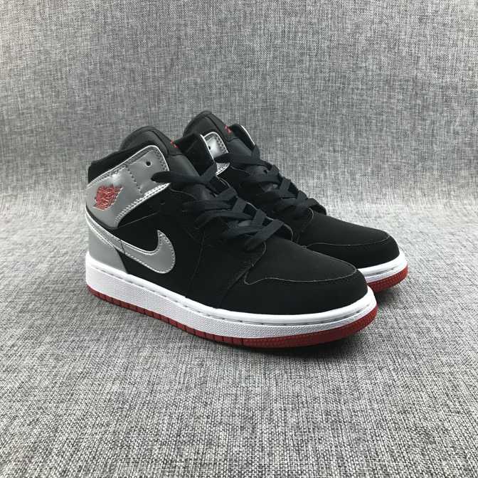 Air-Jordan-1-Retro-Mid-GS-Black-Silver-4