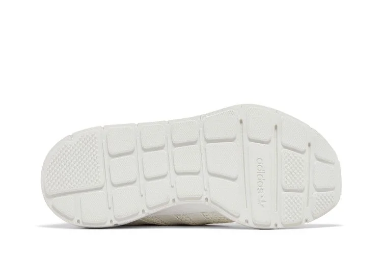 Krossovki-adidas-Swift-Run-Triple-White-3