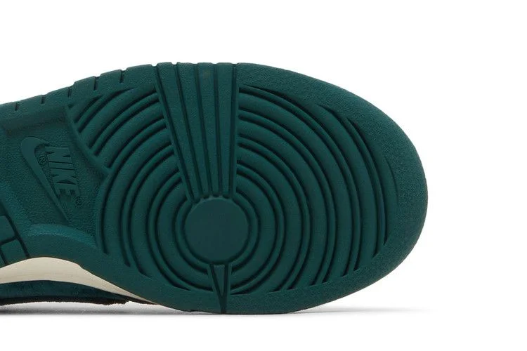 Кроссовки Nike Wmns Dunk Low 'Green Velvet'