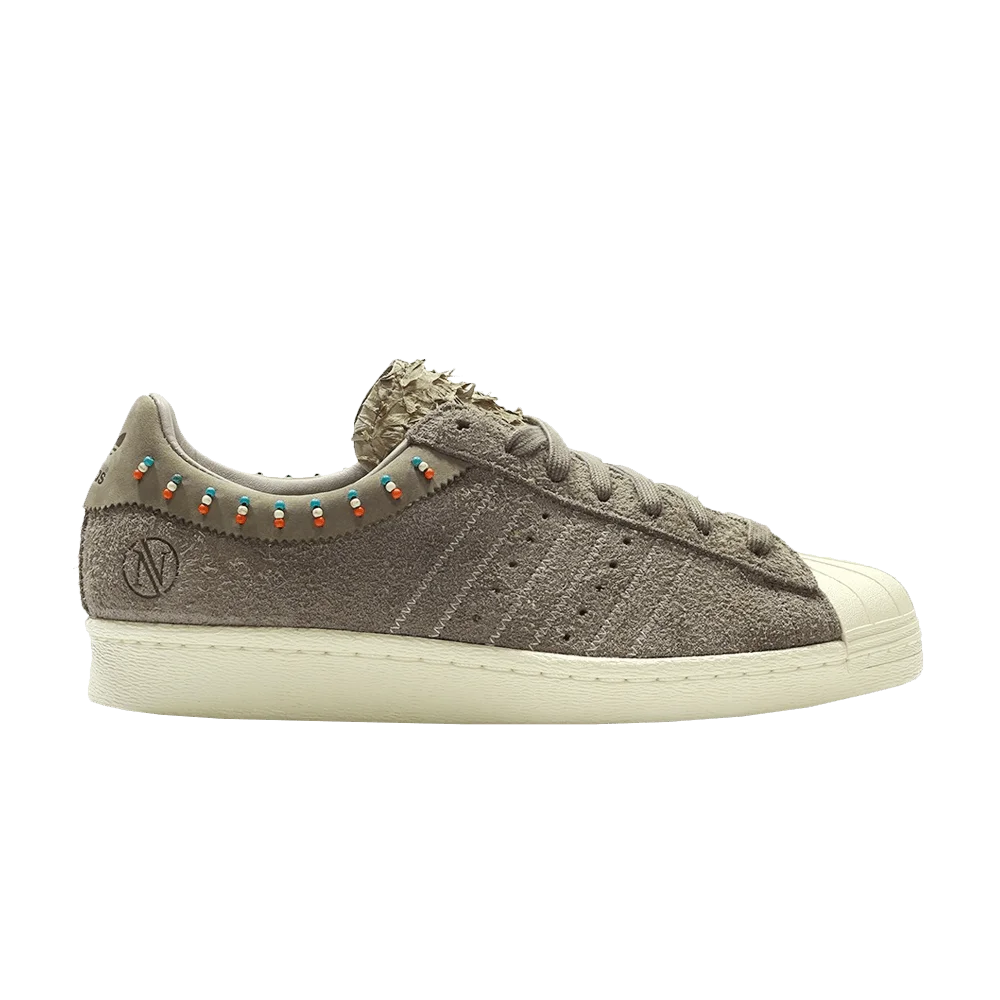 Krossovki-Invincible-x-adidas-Superstar-90v