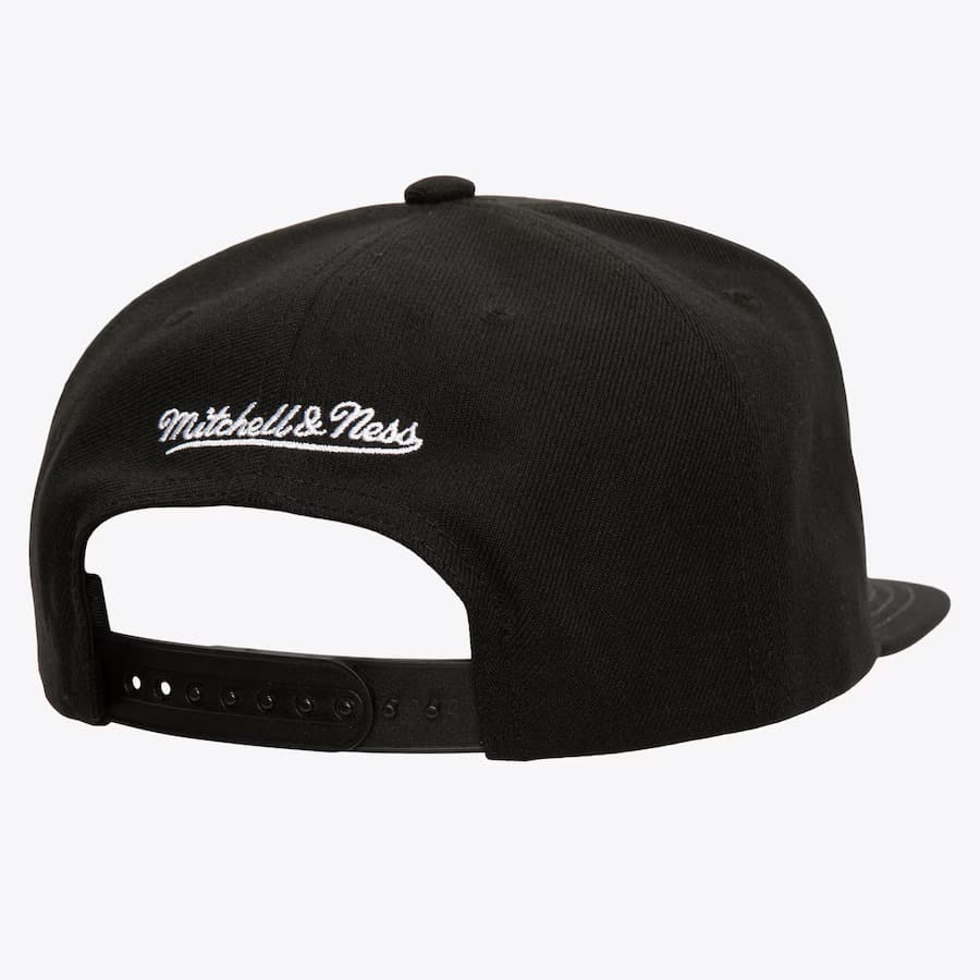 Бейсболка Mitchell & Ness Black Chicago Bulls XL Logo Snapback Hat