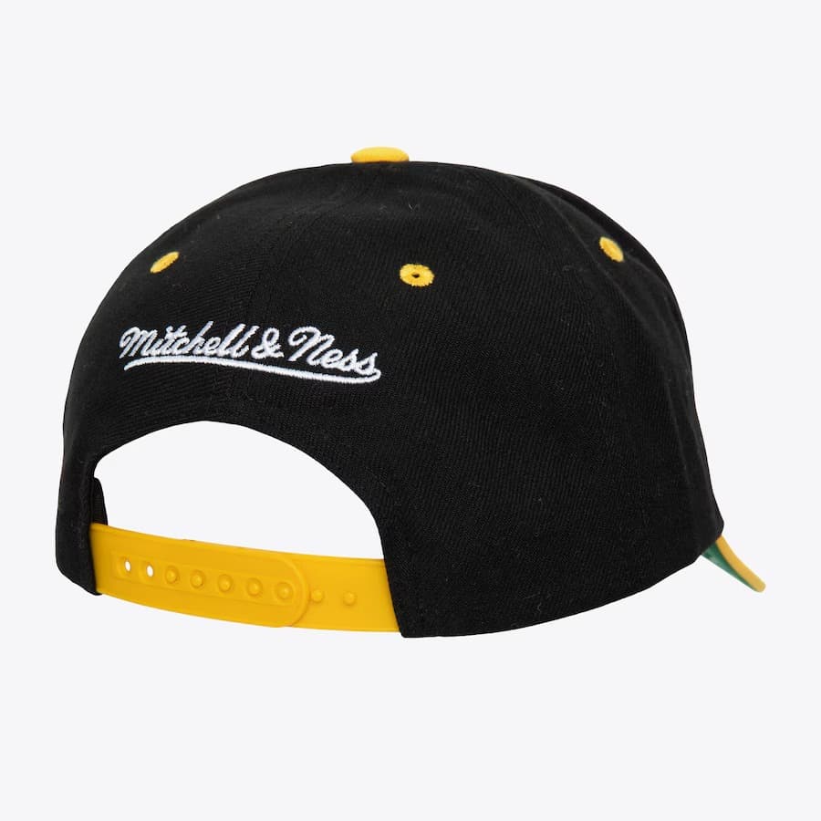 Mitchell-Ness-Black-Boston-Bruins-Tailsweep-2.0-Pro-Snapback-Hat-1