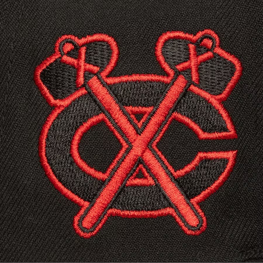 Бейсболка Mitchell & Ness Black Chicago Blackhawks Logo Eclipse OG Snapback Hat