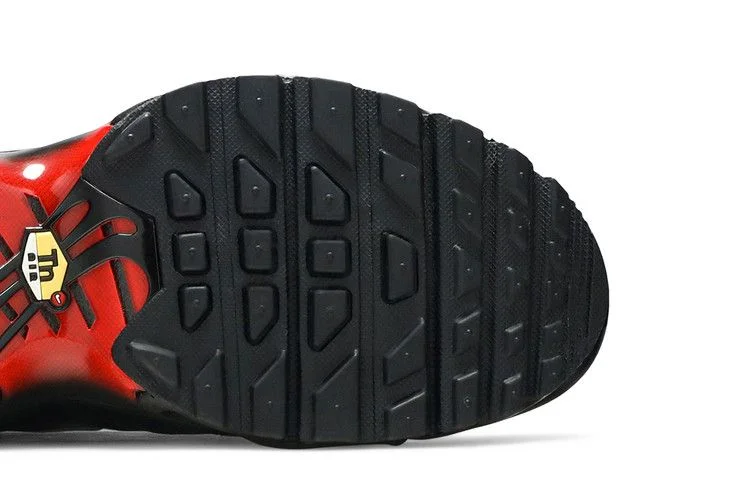Krossovki-Nike-Air-Max-Plus-GS-Black-Crimson-4