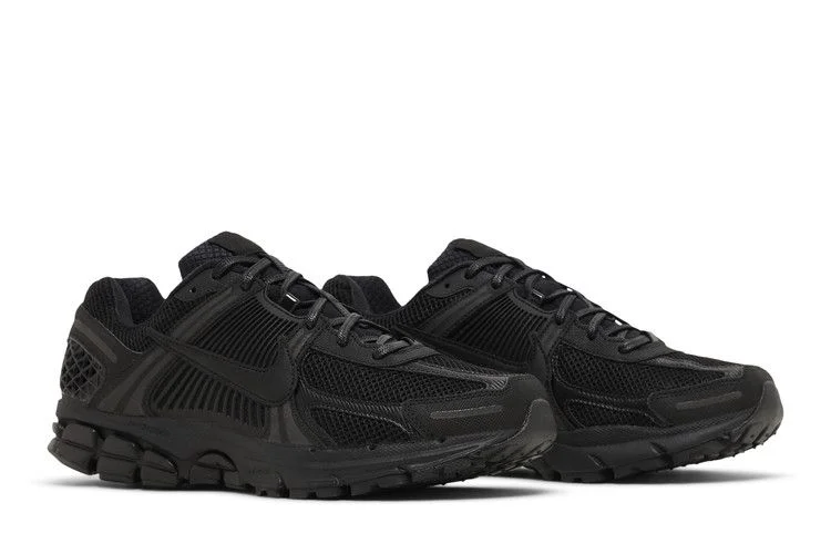 Krossovki-Nike-Air-Zoom-Vomero-5-Triple-Black-7