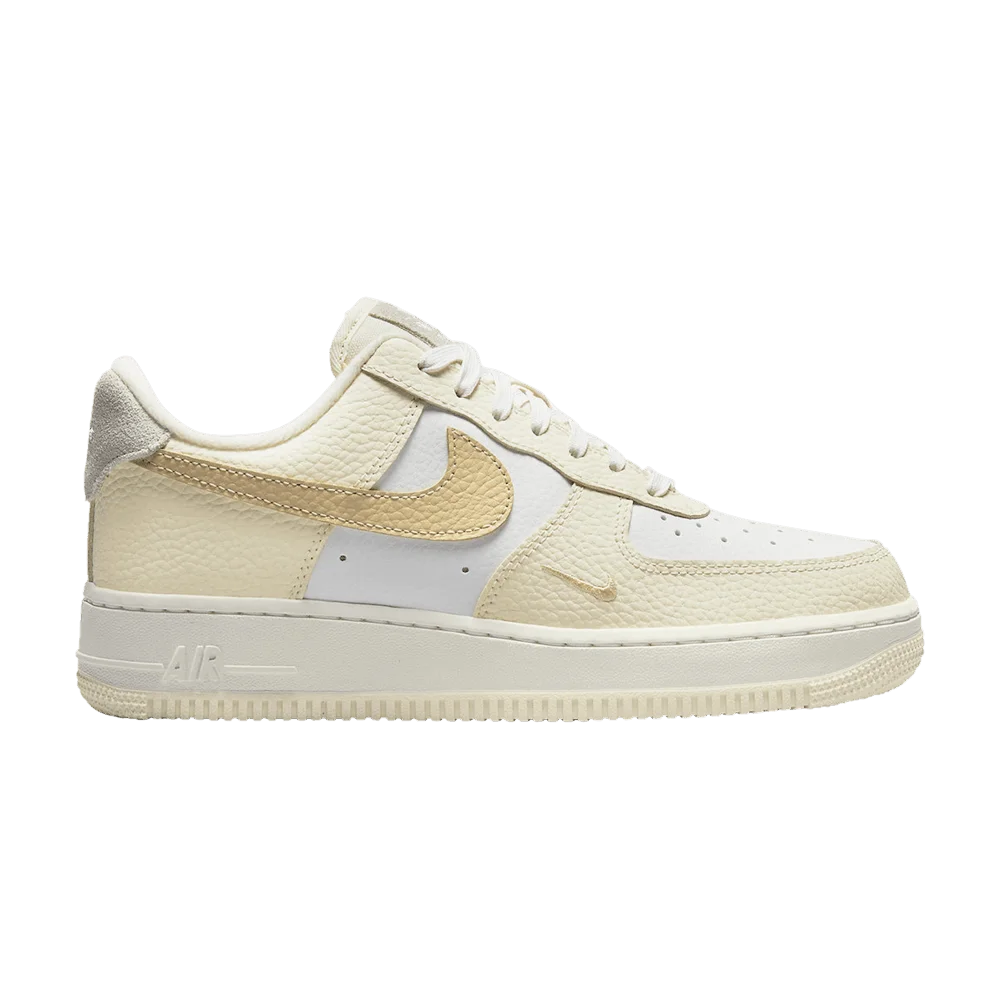 Krossovki-Nike-Wmns-Air-Force-1-Low-07-Coconut-Milk