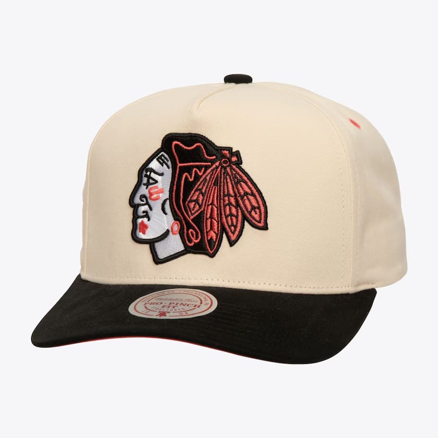 Бейсболка Mitchell & Ness Cream Chicago Blackhawks Overspray Pro Crown Snapback Hat