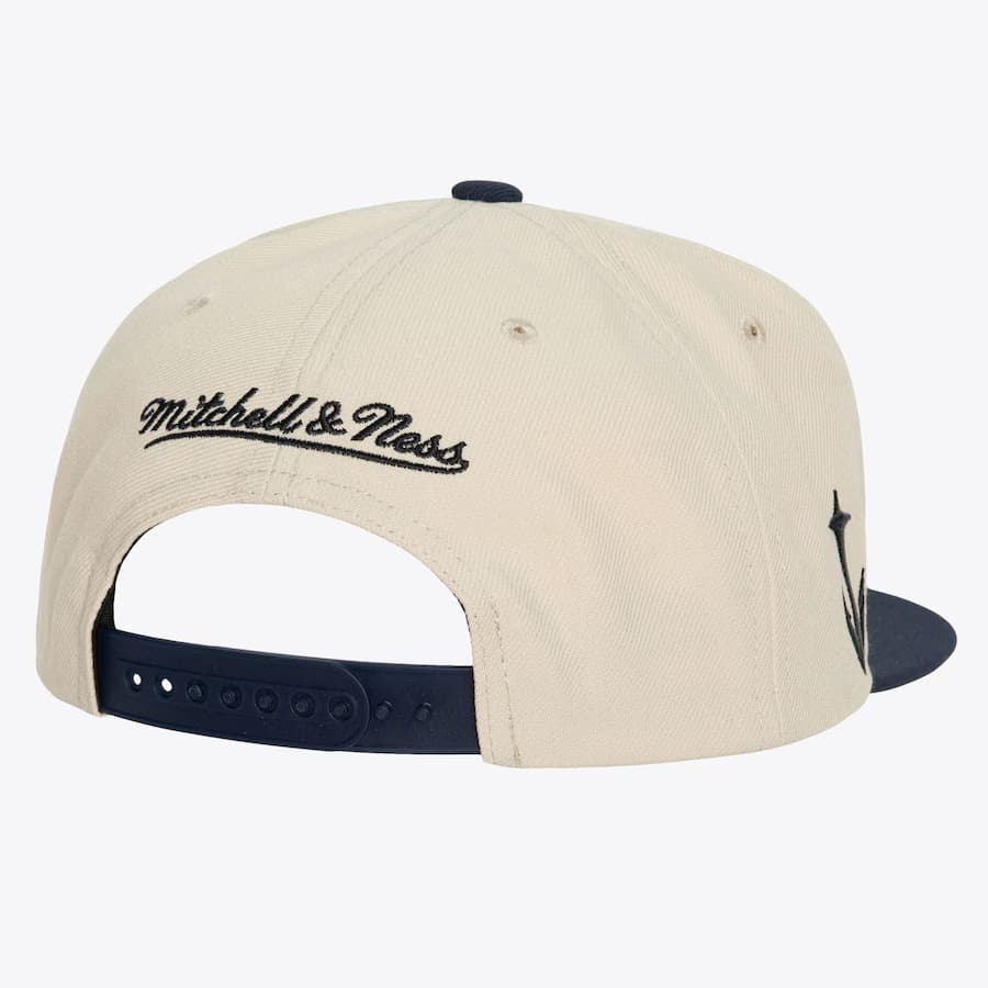 Бейсболка Mitchell & Ness Cream Seattle Kraken Vintage Snapback Hat