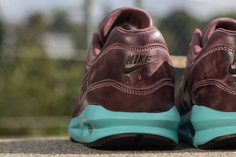 nike-air-max-lunar1-leather-men-s-shoe-704996-200_02