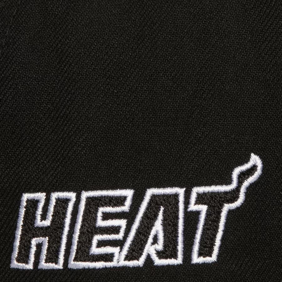 Бейсболка Mitchell & Ness Black White Miami Heat Evergreen OG Snapback Hat