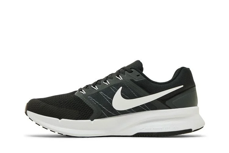 Кроссовки Nike Run Swift 3 'Black White'