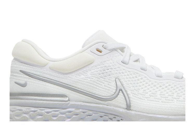 wmns-zoomx-invincible-run-flyknit-white-metallic-silver-ct2229-101_01