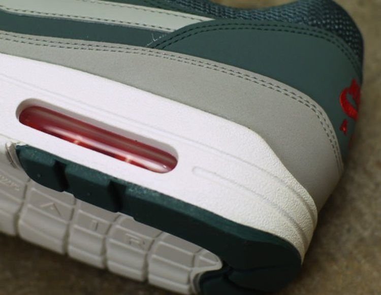air-max-1-essential-537383-310_05