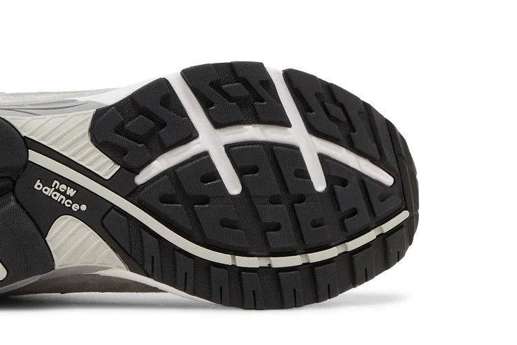 Krossovki-New-Balance-993-Made-in-USA-Grey-White-4