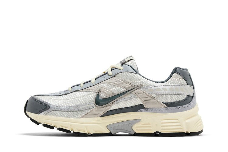 initiator-light-bone-metallic-silver-hq1179-001_02
